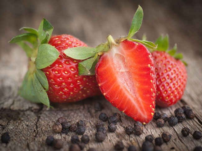 05_2017_ROTM_balsamic-strawberries-black-pepper-123rf-13392738_-MAIN-1424x1068