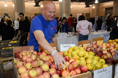 Man arranging apple at farmers market