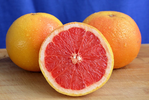 Fresh grapefruit whole and sliced