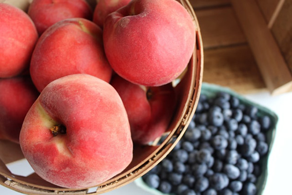 Sweet Peach and Blueberry Crumble