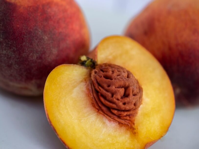 The Real Difference Between Peaches and Nectarines